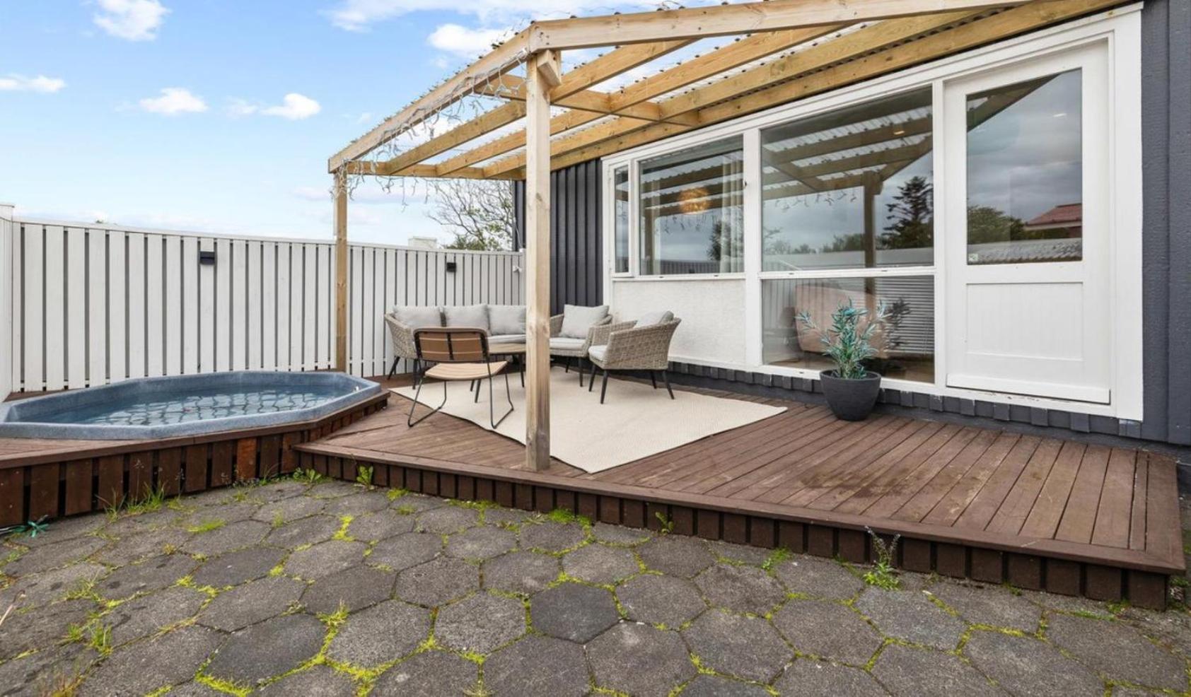 House - Villa With Garden And Hot Tub, 2 Min From Reykjavik Garthabaer Εξωτερικό φωτογραφία
